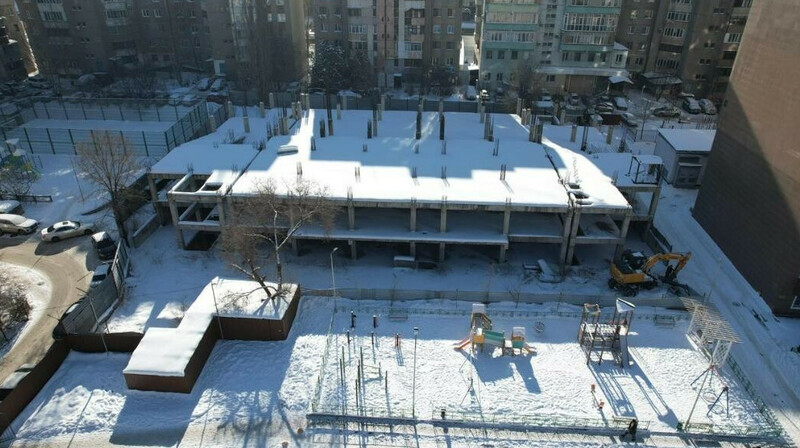 В Алматы сносят долгострой в Медеуском районе