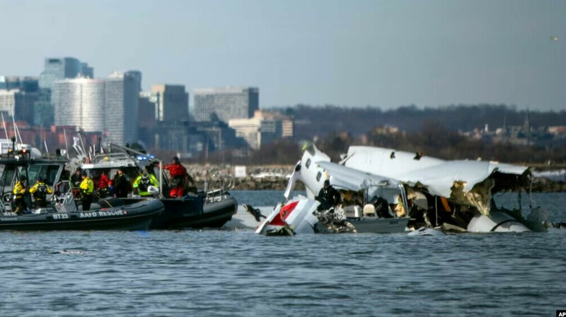 В США нашли черные ящики разбившегося самолета American Airlines
