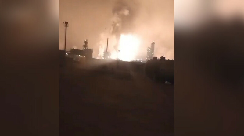 Пожары, удары, эвакуация: массовая атака дронов на Россию