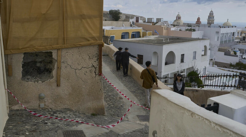 Тревога на Санторини: серия землетрясений вызвала меры предосторожности и закрытие школ