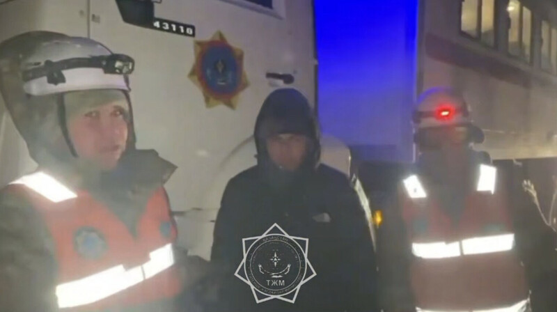 14 человек эвакуированы с заснеженной трассы в Актюбинской области