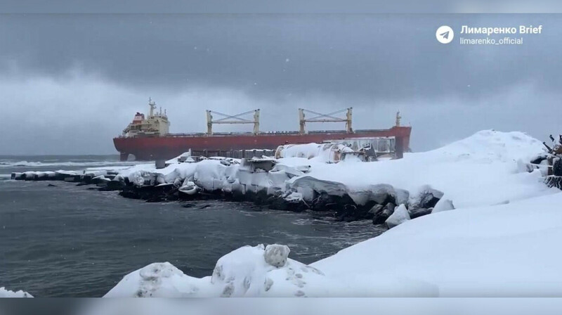 У берегов Сахалина село на мель китайское судно с топливом и углем