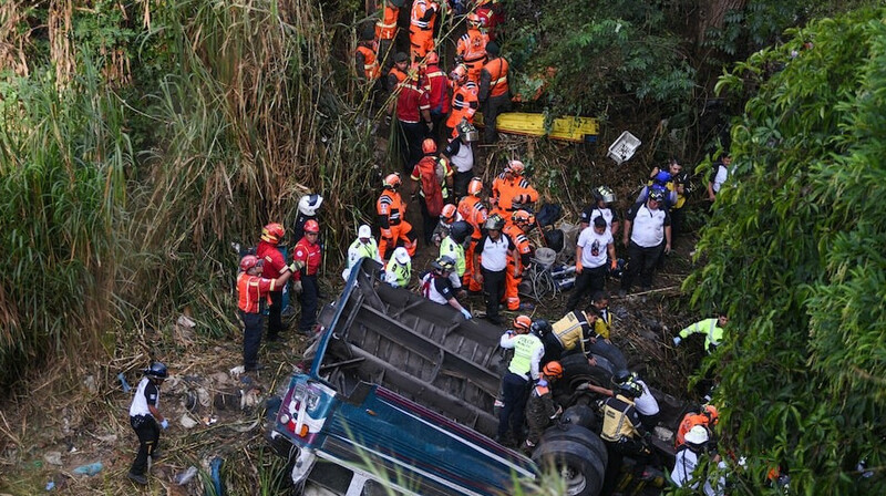 Кровавая трагедия в Гватемале: автобус сорвался с моста, более 50 погибших