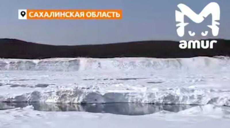 На Сахалине триста рыбаков унесло в море на отколовшейся льдине