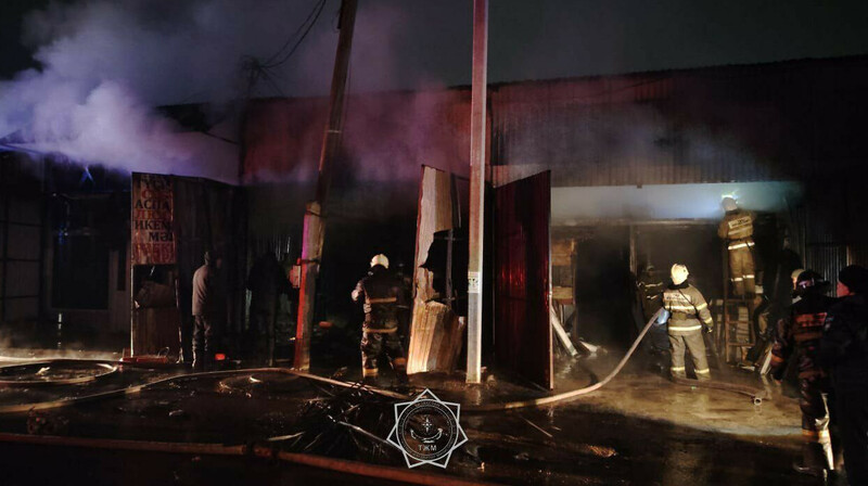 Пожар произошел на рынке стройматериалов в Каскелене