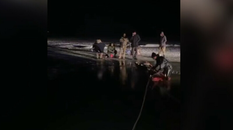 В Жамбылской области спасли пятерых рыбаков с дрейфующей льдины