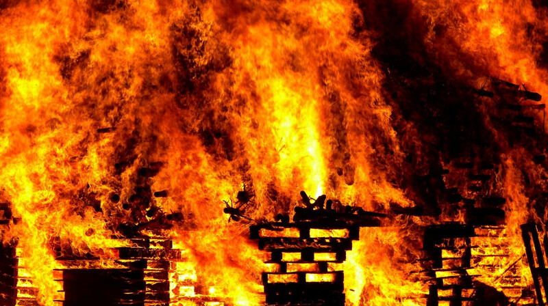 В Актобе пожарные спасли 72 человека из горящей многоэтажки