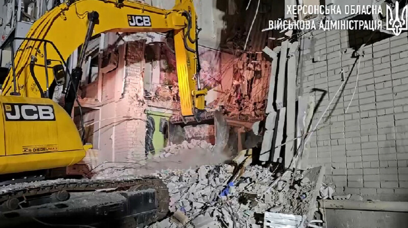 Трагедия в Херсоне: число жертв ночного обстрела многоэтажки возросло