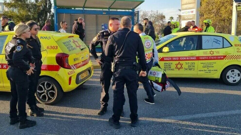 В Израиле террорист протаранил людей на остановке: десять раненных