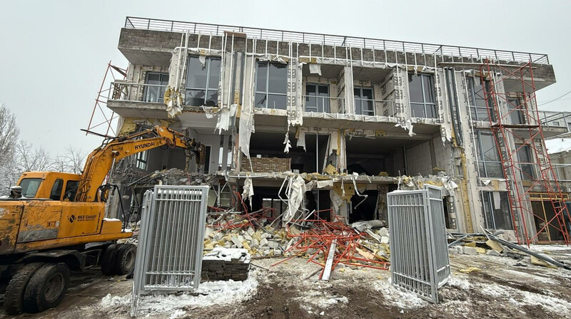 В Алматы начали снос незаконного трёхэтажного здания