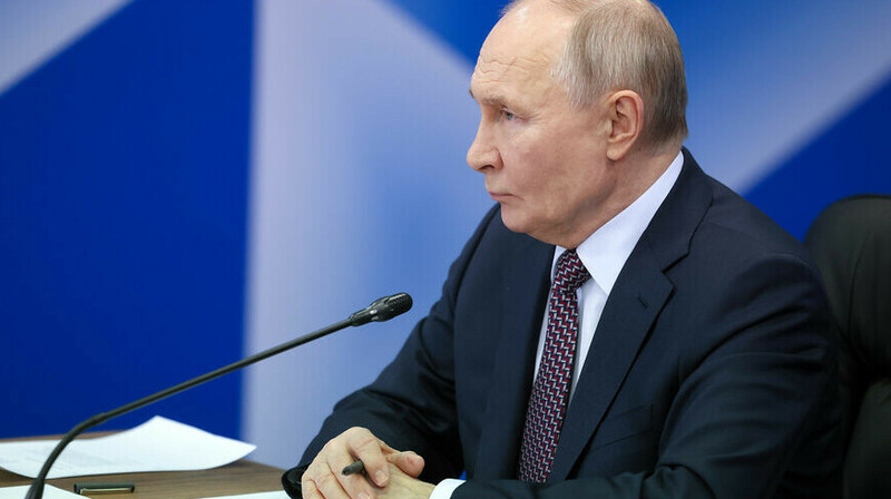 Путин потребовал остановить поставки оружия Украине на время перемирия