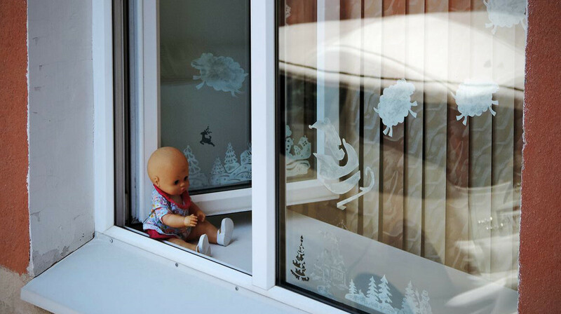 Двухлетний мальчик выпал из окна пятого этажа в Павлодаре