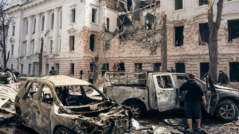 «Собрали всех — и военных, и детей»: новые детали удара по Сумам