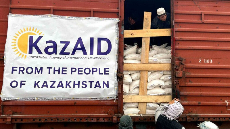 Казахстан отправил в Афганистан 2,2 тыс. тонн гуманитарной помощи