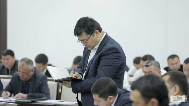 Чиновники в Узбекистане провалили диктант по узбекскому языку