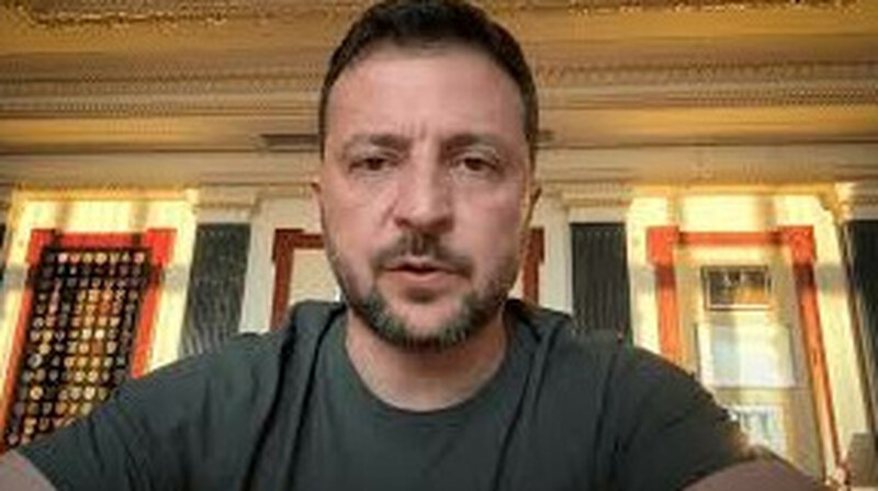 Зеленский намекнул на удар по параду в Москве