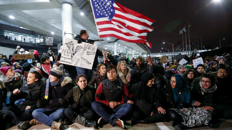 Белые южноафриканцы получат убежище в США по решению Трампа