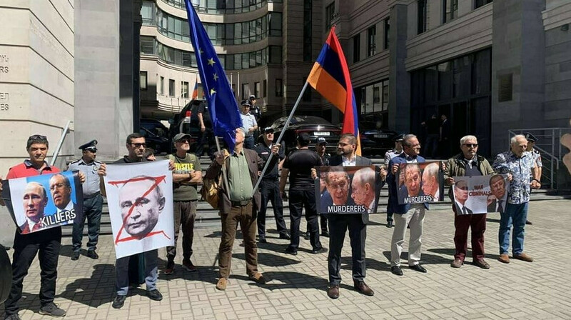 В Армении прошёл митинг против главы МИД России