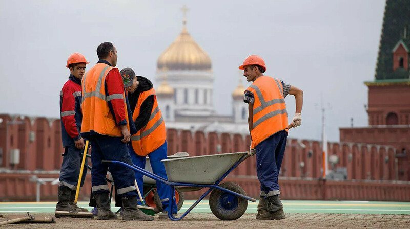 В Москве и Подмосковье начнут следить за мигрантами через телефон