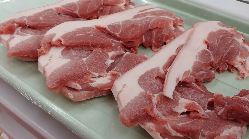 Гниющее мясо и лошадиные туши - в Астане изъяли 600 кг мяса из нелегальных цехов