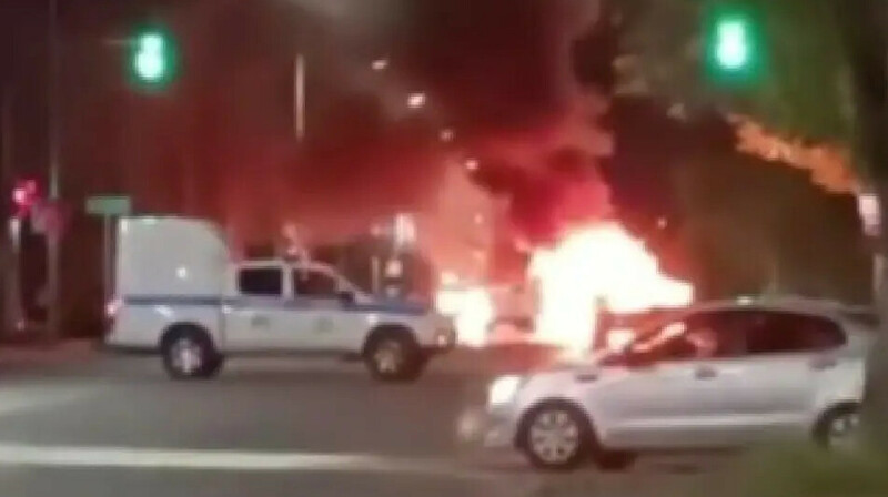 В Павлодаре загорелось такси с пассажирами: женщина в реанимации, дети с ожогами