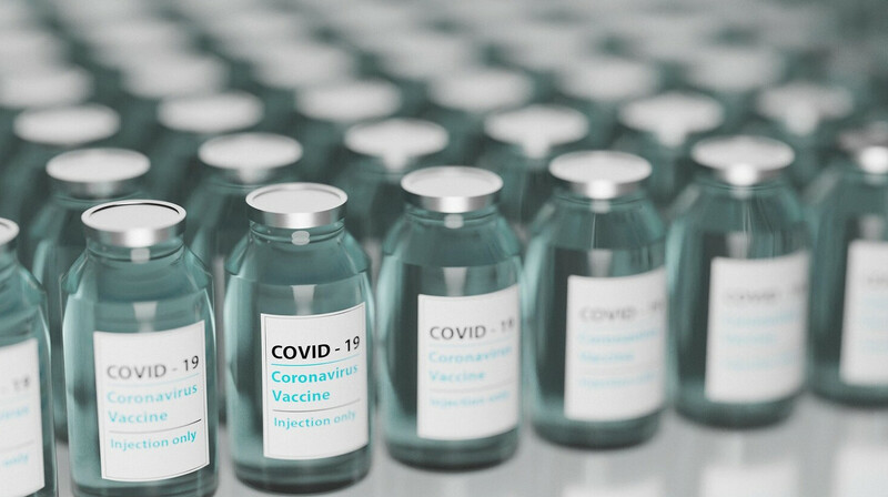 В США больше не рекомендуют вакцинацию от COVID-19 здоровым детям и беременным женщинам