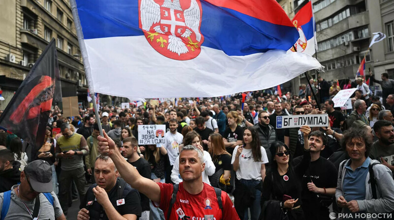 Белград всколыхнул многотысячный митинг: протестующие требуют досрочных выборов