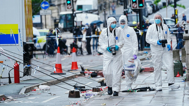 Число пострадавших при наезде автомобиля на толпу во время парада в Ливерпуле превысило 100 человек