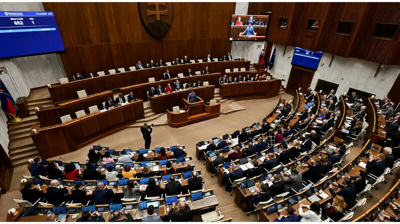 Парламент Словакии принял резолюцию против поддержки новых антироссийских санкций