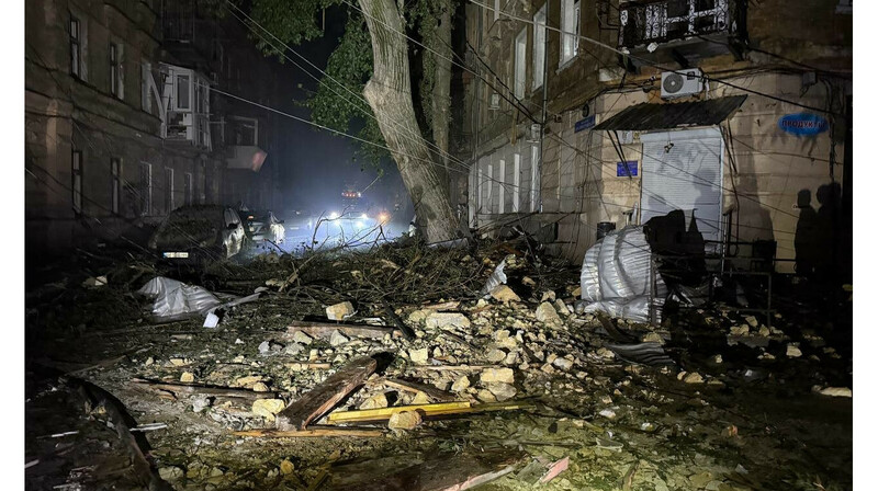 Ночная атака дронов на Одессу: повреждён роддом, погиб один человек