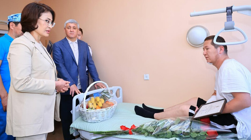 Министр здравоохранения навестила избитых врачей в Караганде