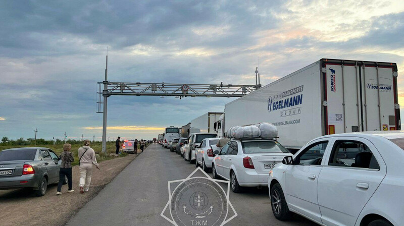 Многокилометровая пробка на границе с Россией из-за QR-кодов