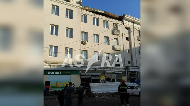 В Тбилиси фасад здания рухнул на прохожих: один погиб, трое под завалами