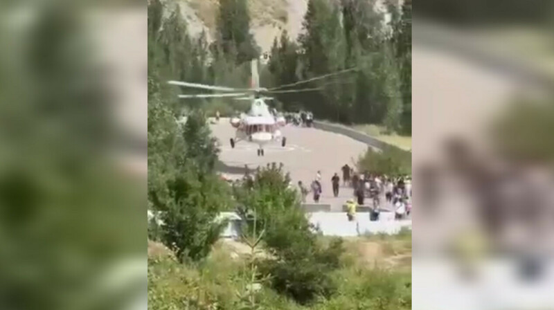 Вертолёт "Казавиаспаса" едва не задел людей при взлёте на "Медео"
