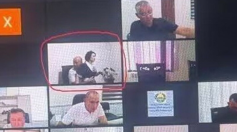 В Самарканде чиновник обнимал сотрудницу на коленях во время видеосовещания