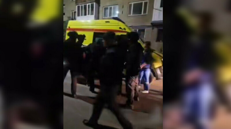 В Караганде мужчина пытался поджечь себя, его остановил спецназ