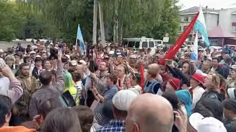 Массовые протесты у суда в Алтае из-за отмены выборов