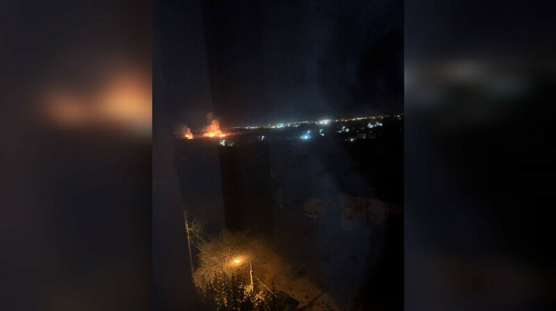 В Волгограде снова горит НПЗ после атаки беспилотников