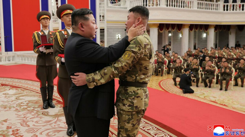 Ким Чен Ын наградил военных за бои в Курской области