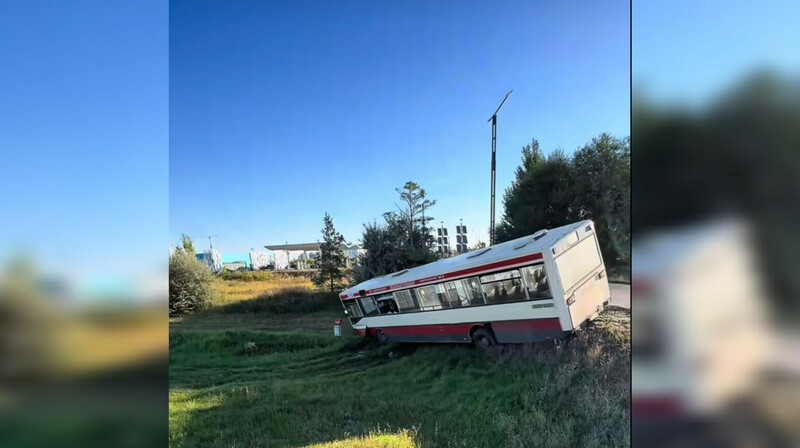 В Астане автобус съехал в кювет, пострадали 14 человек
