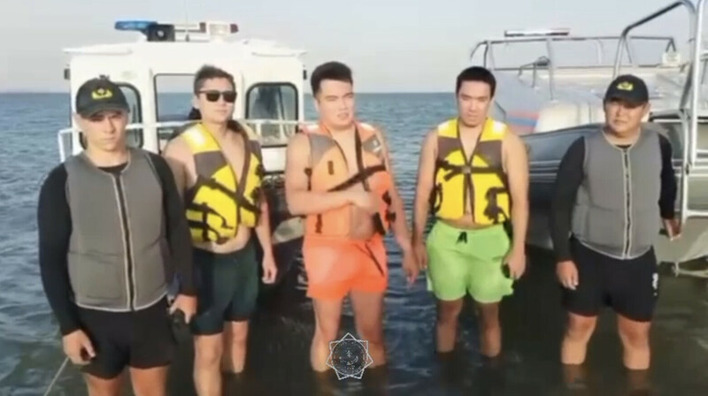 На Капчагайском водохранилище спасли троих мужчин на лодке