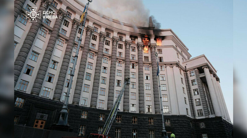 В Киеве горит здание Кабмина после ночной атаки дронов