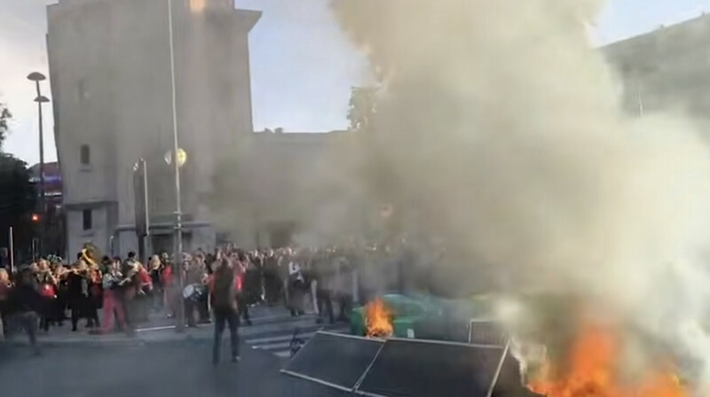 В Париже протестующие перекрыли улицы и жгут костры