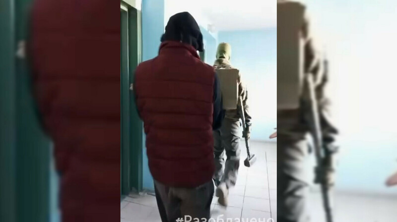 В Уфе силовики в масках ворвались с кувалдами к женщинам-активисткам