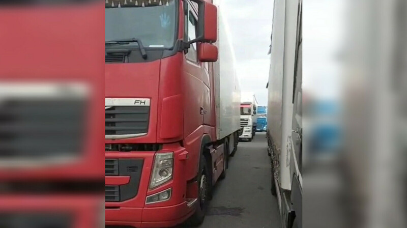 В ЗКО сотни фур остановили на границе и изъяли документы