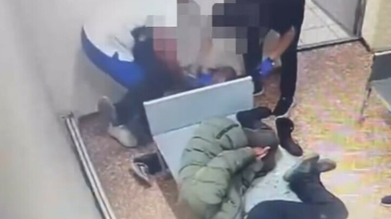 Сотрудник вытрезвителя жестоко избил пожилого мужчину в Костанае. ВИДЕО