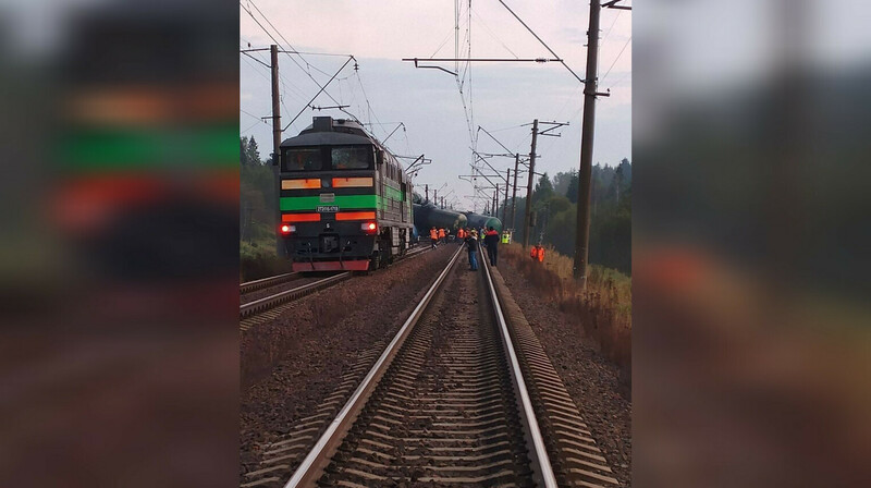 СМИ: диверсанты подорвали пути под Петербургом — движение парализовано