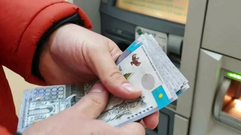 Казахстанцы за месяц взяли кредитов в банках на триллионы тенге