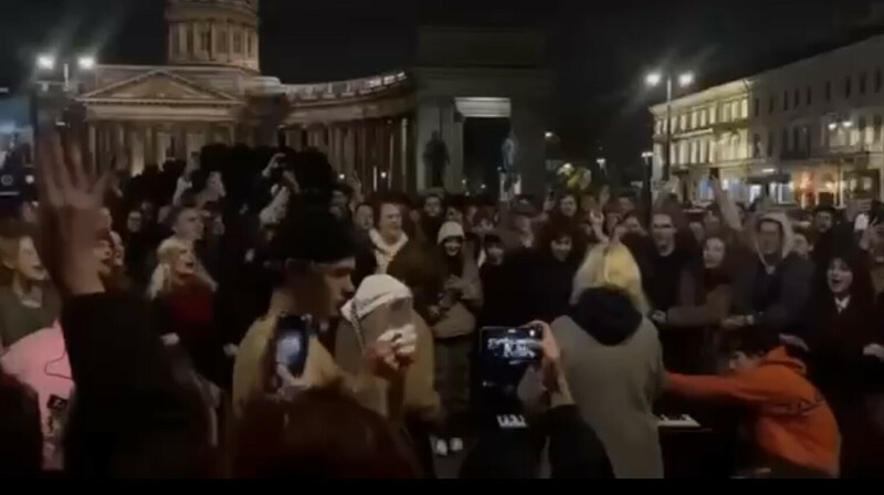Певицу из Петербурга обвинили в «дискредитации армии» из-за уличного выступления