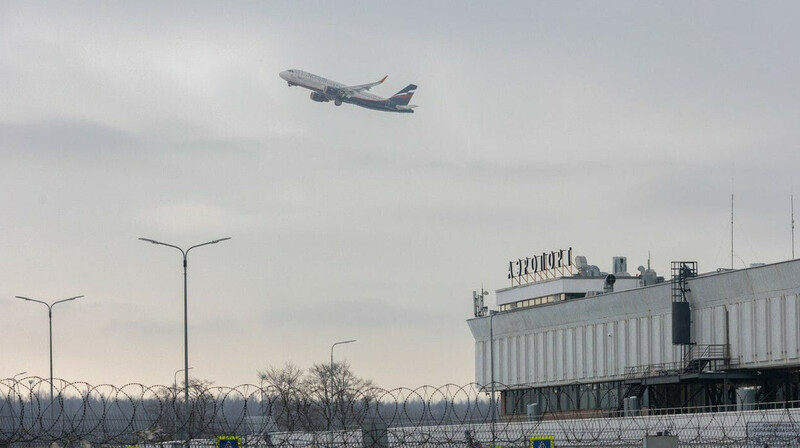 В Петербурге самолёт Азербайджанских авиалиний выкатился с полосы после неисправности